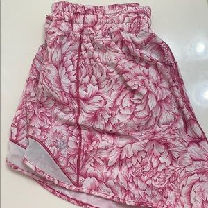 lululemon athletica Shorts - Lululemon Hotty Hot shorts, size 8, 4 INCH lululemon athletica Shorts - Lululemon Hotty Hot shorts, size 8, 4 INCH